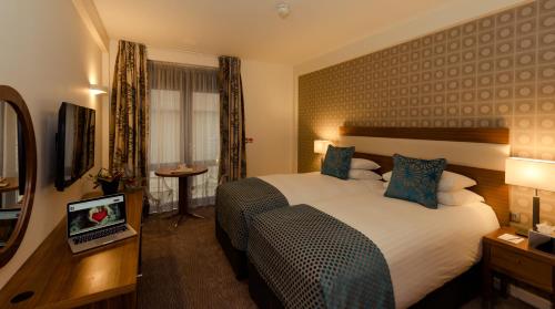 Twin room, small