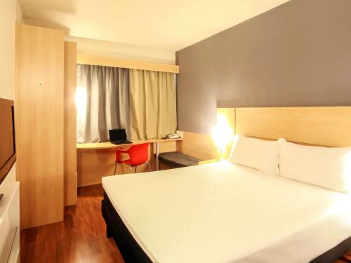 ibis Joinville Ibis Joinville is perfectly located for both business and leisure guests in Joinville. The property has everything you need for a comfortable stay. Service-minded staff will welcome and guide you at I