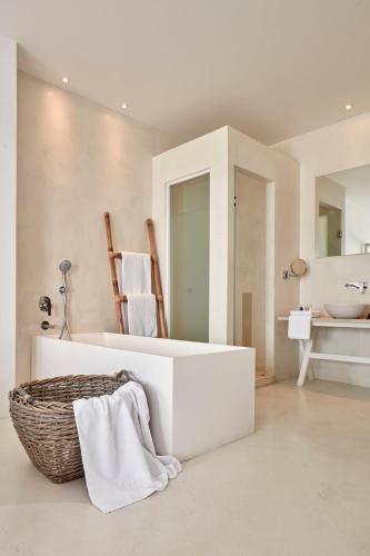 Suite True White con bañera de hidromasaje privada