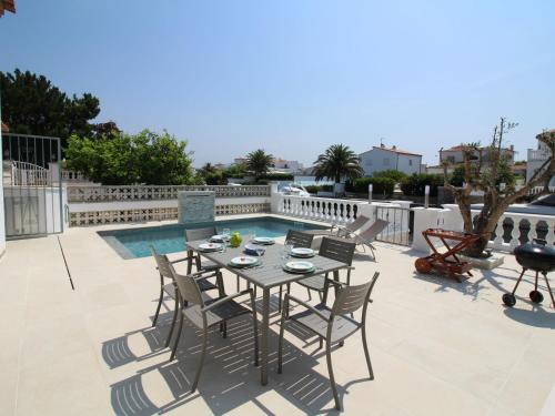 Charming Holiday Home in Empuriabrava with Pool gîte à louer Platja d'Empuriabrava