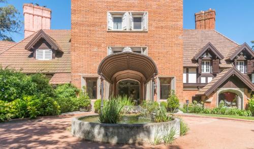 المرافق, Hotel L'Auberge in El Golf