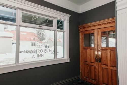 Entrance, The Flying Steamshovel Inn in Rossland (BC)