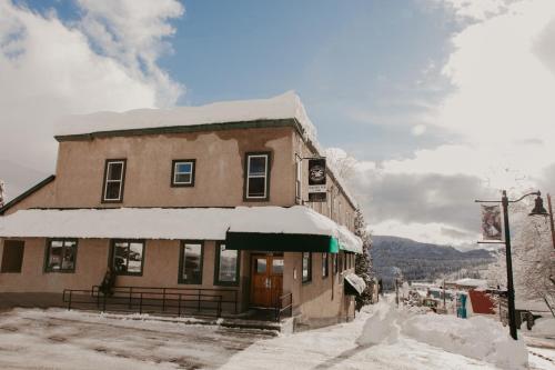 设施服务, The Flying Steamshovel Inn in 罗斯兰(BC)