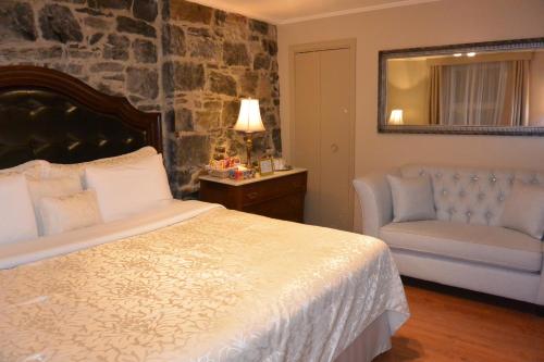 Standard King Room image 6