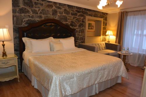 Standard King Room image 5