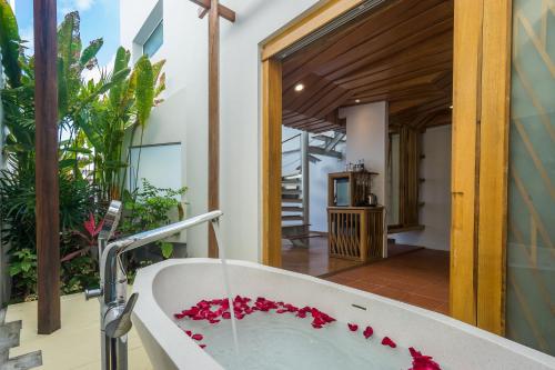 Pool Villa image 10
