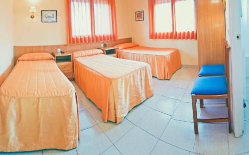 Hostal Montserrat Room Type - Triple Room