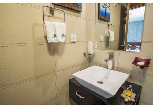 Deluxe Twin Room (Free Return Airport Transfer and 10% off on Food & Beverage) image 8