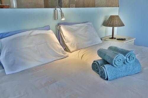 2 twin beds, 1 sofa bed