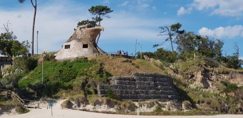 Közeli látványosságok, La Quimera a pasos de la playa in Atlantida
