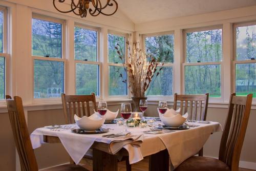 . The Lincoln Inn & Restaurant At The Covered Bridge