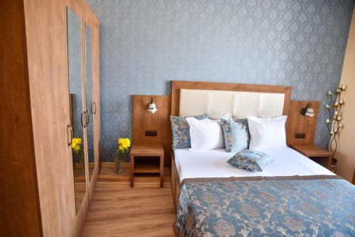 Lucky Hotel - image 8