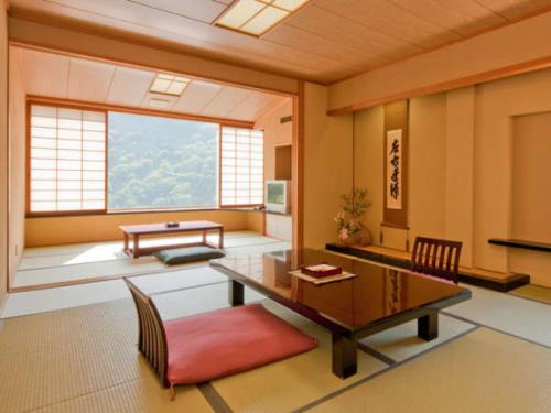 Japanese-Style Corner Room with Valley View - Non-Smoking