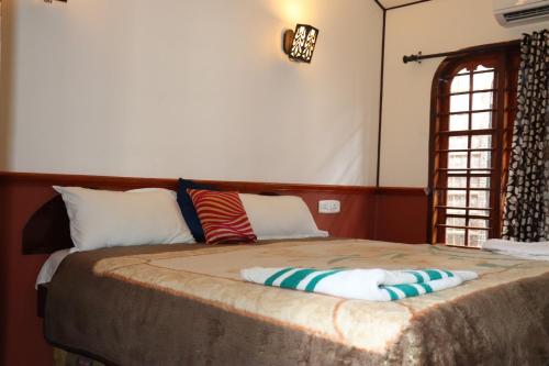 Friends Cruise, Nightstay Houseboat-VACCINATED STAFF in Alleppey