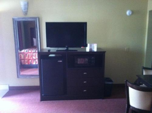Super 8 By Wyndham Phoenix Downtown - image 9