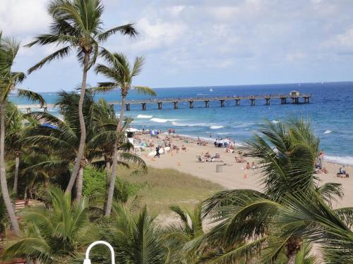 Strand, Oceans Beach Resort & Suites in Pompano Beach