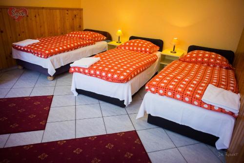 3 twin beds