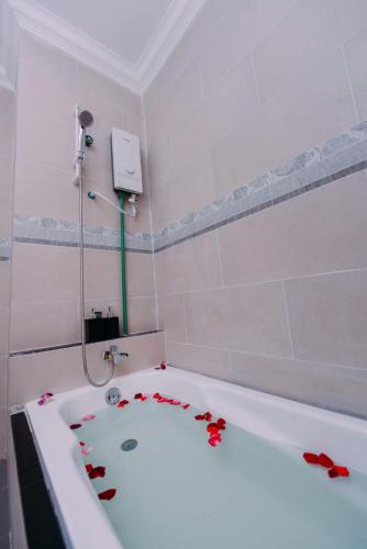 Bathroom, Sky Palace Boutique Hotel near White Elephant Pagoda (Wat Tahm-rai-saw)