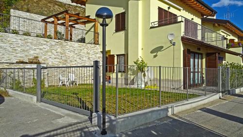 La Quiete17 fenced garden apartment by Gardadomusmea