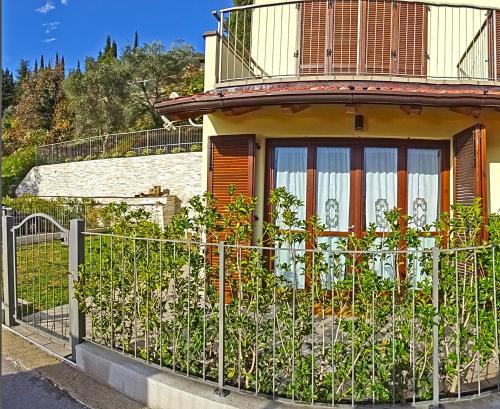  La Quiete17 fenced garden apartment by Gardadomusmea, Pension in Tremosine sul Garda