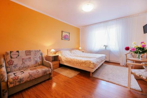2 bedrooms, 6 beds