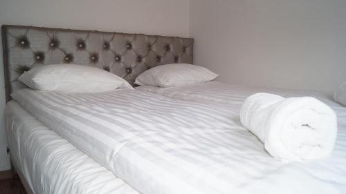 1 queen bed, 1 sofa bed