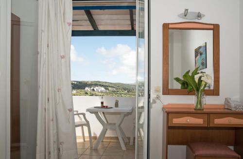 陽台/露台, Contaratos Holiday Lettings 3 in 拉爾亞