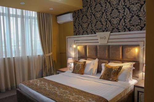 Hotel Deluxe - image 5