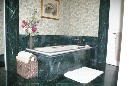 Oakcliff Bed and Breakfast - image 5