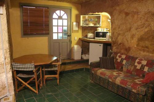 地下汽車旅館 (The Underground Motel) in 庫伯派蒂