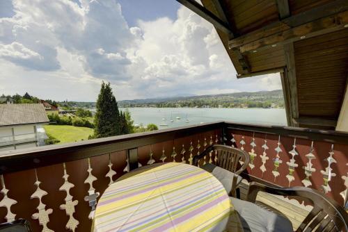 Apartment with Lake View