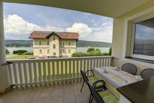 Apartment with Lake View