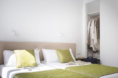 2 bedrooms, 4 beds
