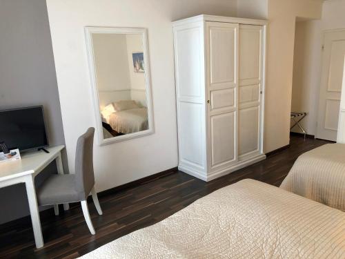 1 queen bed, 1 twin bed
