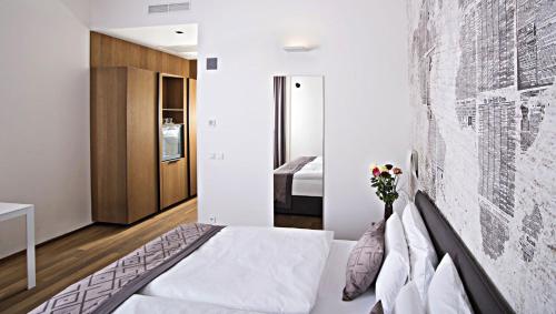 Standard Double Room image 10