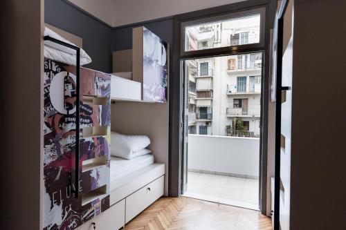 Bed in 6-Bed Mixed Dormitory Room with Ensuite Bathroom image 2