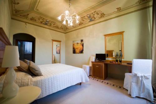 1 queen bed, 1 twin bed