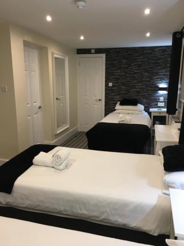 4 twin beds