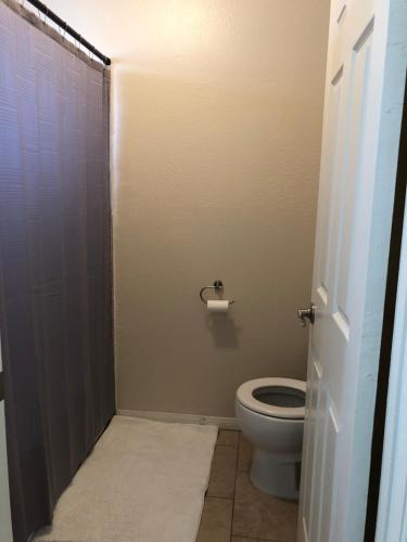 Private Room in a 4 Bedroom House in Palmdale