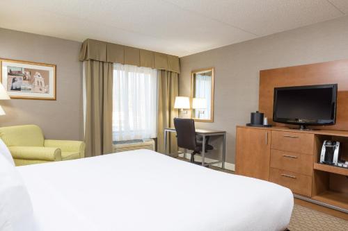 Holiday Inn Manchester Airport by IHG in Manchester, USA