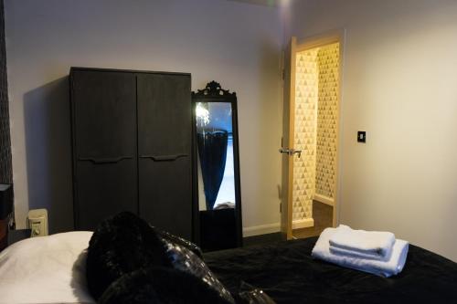 Hullidays - Theatre Side Apartment - image 3