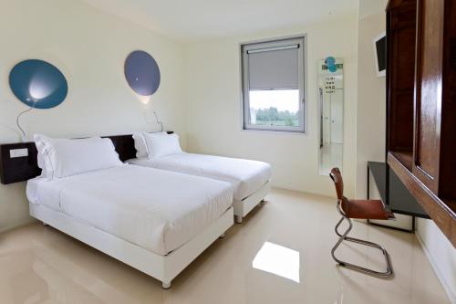 1 king bed, 2 twin beds