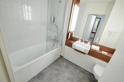 Bathroom, Campanile Montpellier Sud Hotel in Tournezy