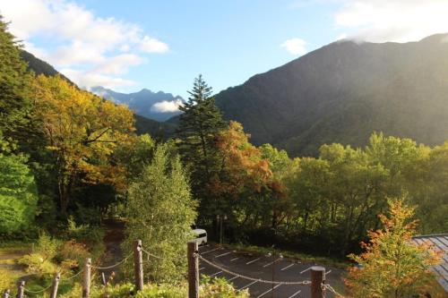 Nakanoyu Onsen Ryokan Ideally located in the Matsumoto area, Nakanoyu Onsen Ryokan promises a relaxing and wonderful visit. Both business travelers and tourists can enjoy the propertys facilities and services. Service-min