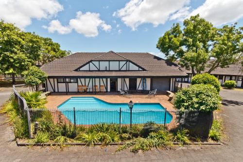 Swimming pool, Oakwood Manor Motor Lodge in Auckland