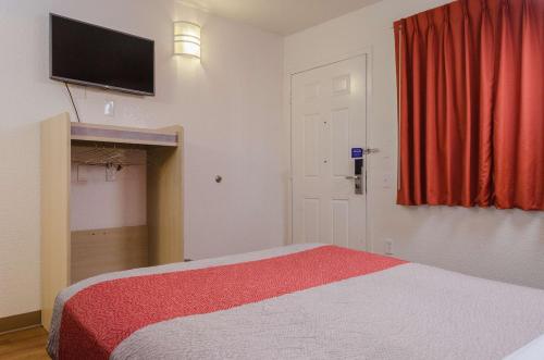 Motel 6-Turlock, CA Ideally located in the prime touristic area of Turlock, Motel 6 Turlock promises a relaxing and wonderful visit. The property features a wide range of facilities to make your stay a pleasant experienc