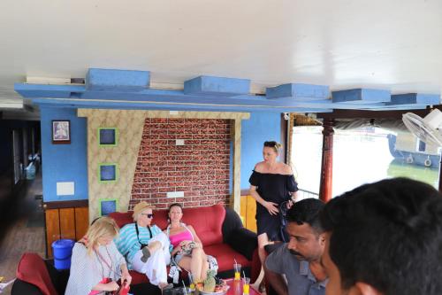 Friends Cruise, Nightstay Houseboat-VACCINATED STAFF