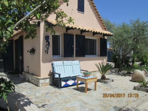  Spacious chalet on a plot of 4000m2 with fruit trees near the beach in Messinia, Pension in Messini bei Messini