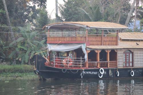 Friends Cruise, Nightstay Houseboat-VACCINATED STAFF