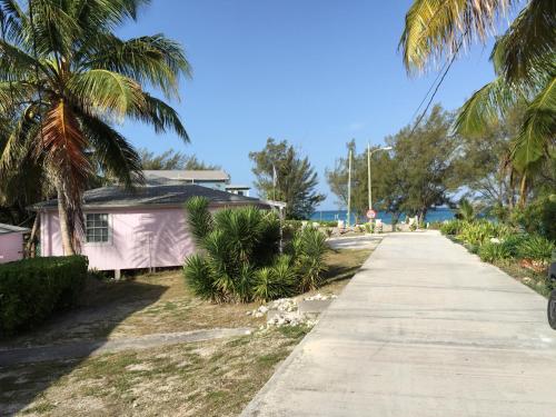 Bimini Seaside Villas - Pink Cottage with Beach View in Alice Town